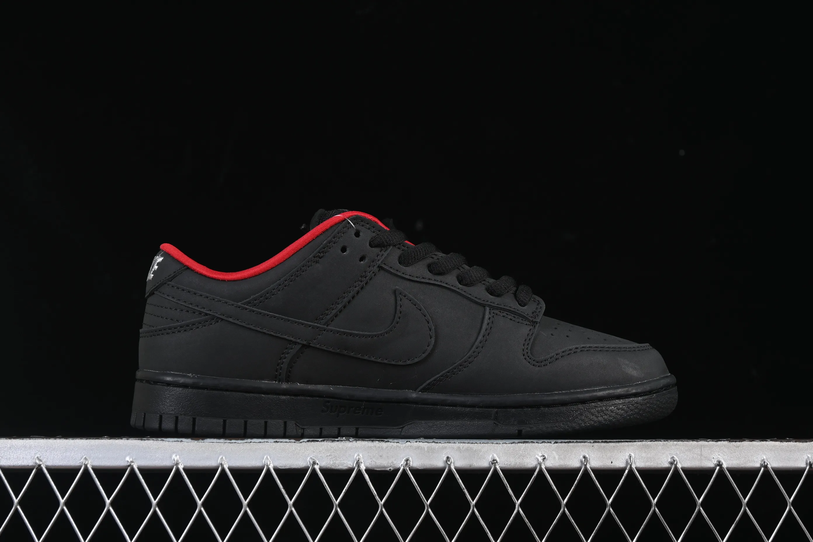 All Categories Nk SB Dunk Series Nk SB Dunk Low Low-top sneakers Supreme x Nike Dunk SB Dunk Low joint black low-top casual skateboard shoes HQ8487-001
